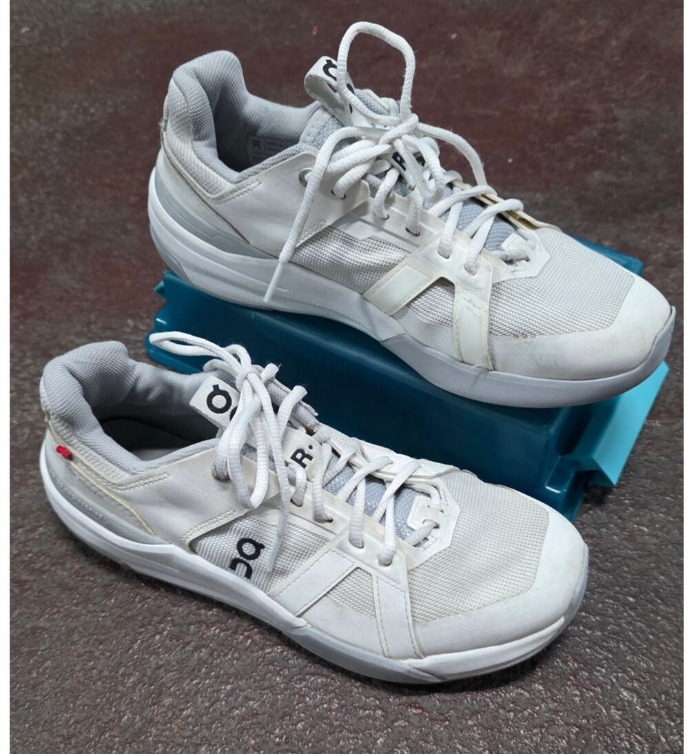 On Cloud THE ROGER Clubhouse Pro Youth 6.5 white tennis pickleball school light